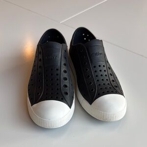 Native Shoes Big Kids' Jefferson Slip-On Shoe Black & White- J3 - GUC